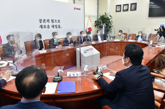 이준석 국민의힘 대표가 1일 국회에서 열린 최고위원회의에서 발언하고 있다. 연합뉴스